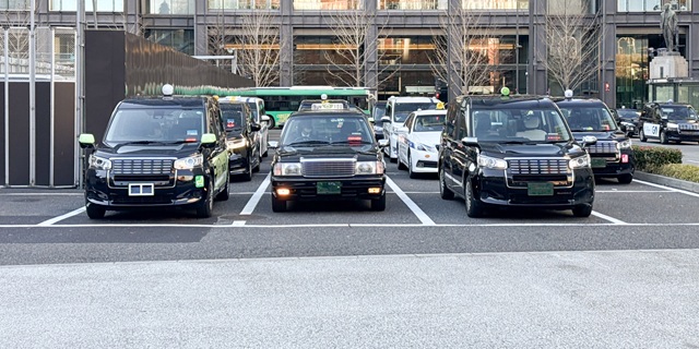 セダン型とJPN TAXI、タクシードライバーの「オフィス」となる車両の違いとメリットを解説！